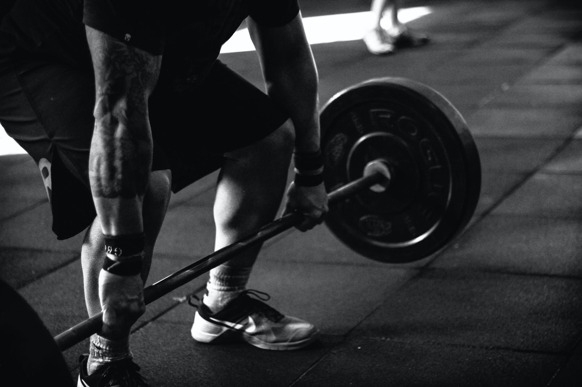 how to grip a barbell